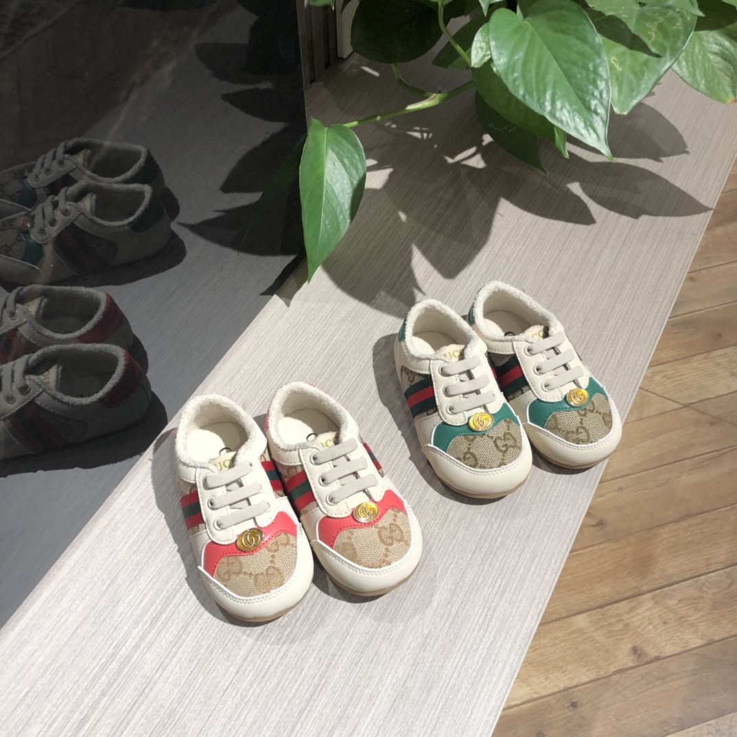 Children's shoes child